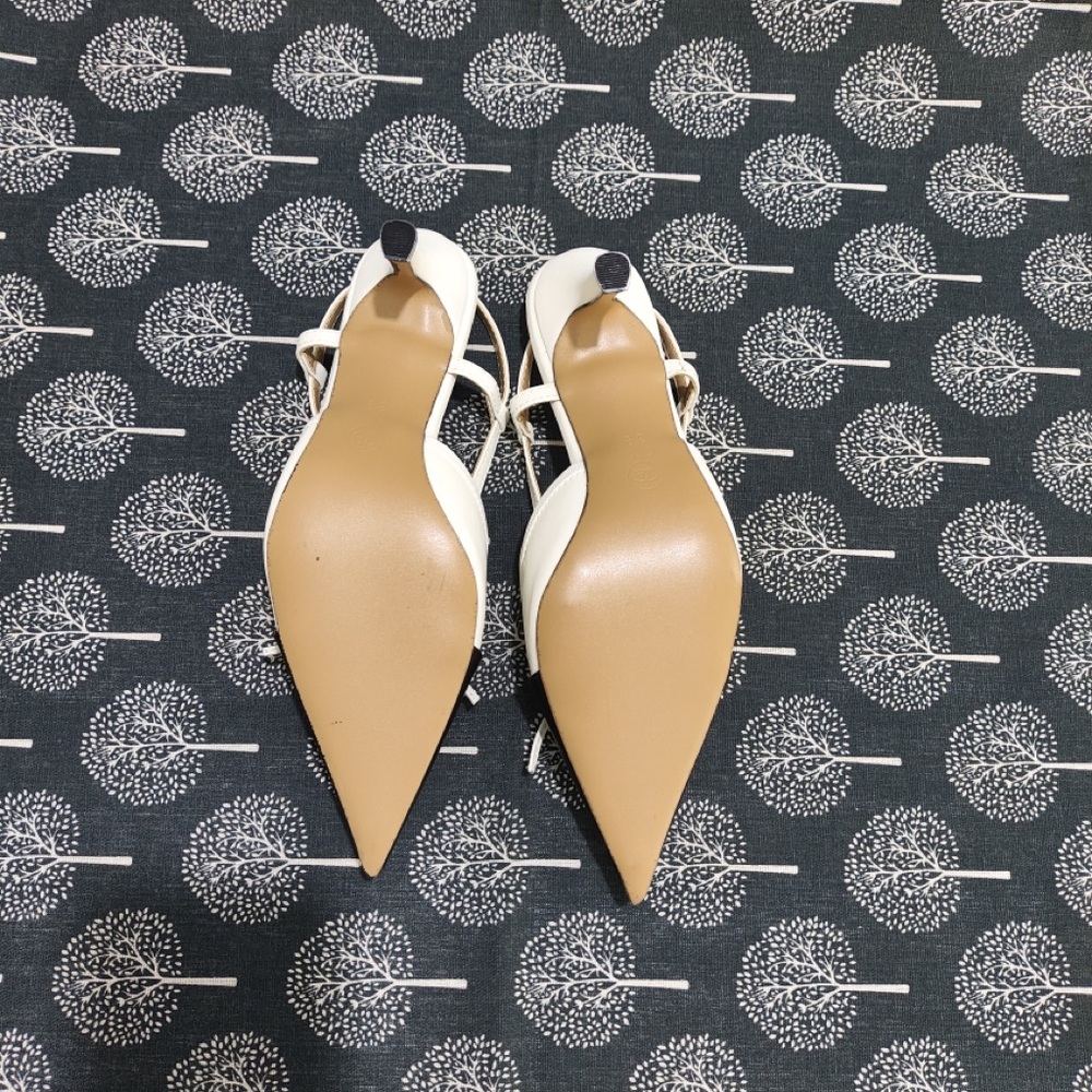 CHANEL Black and White Two-Tone Pointed Slingback Pumps - Picture 9 of 11
